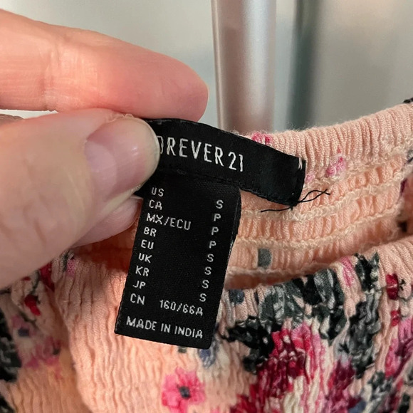 Forever 21 pink floral‎ romper/jump suit size small - Picture 6 of 7